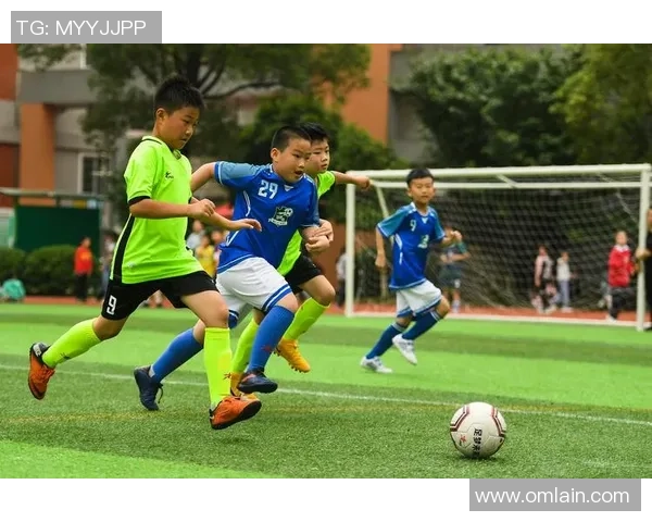 足球巨星青春岁月罕见旧照展现少年风采与热血激情